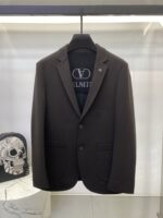 Valentino's new men's casual wool suit jacket for autumn 2025, made of high-end custom high-density suit fabric. The finished garment has been treated with silk gloss, making it super soft and comfortable, with an excellent texture. Fashionable and stylish upper body, meticulously crafted. The visual effect is super strong. Original tailoring at the counter, all original hardware accessories, and a unique trendy item in the wardrobe. Size: M-3XL 178 140kg L slim fit, maximum weight for wearing 190kg