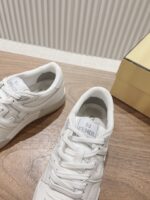 男码加10  Fendi芬迪板鞋首款大头运动鞋~~fendi match篮球运动鞋，最新元素注入加FF复古的设计，超经典百搭系列……
鞋面采用牛皮和牛猄拼接组合，侧面凸起的双F logo，内里采用毛巾布里，TPU发泡组合双色大底不一般的舒适！情侣款35-44 - Image 7