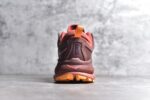 HOKA ONE ONE Tor Uitra Low 托亚潮流户外越野登山功能鞋 鞋款利用机能、户外、复古元素将都市型格与户外机能无缝结合 既能自由穿梭于城市的钢筋水泥之间 也能轻松演绎山系潮流搭配 全粒面皮革结合模压鞋口 提升持久耐穿度 直至鞋头的鞋带设计 舒适灵活的调节 搭配鞋头处HOKA ONE ONE飞翼纹饰 营造了个性十足的张扬气场 Tor Ultra 配备 Vibram® 鞋底与 EVA 和RMAT® 中底 给穿著者最佳的抓地力及舒适性 另外中底的金属摇杆可稳定脚部行程 当走过崎岖山路时依然让脚部得到平稳的感觉 而整对鞋以皮革和耐用尼龙布材打造 与坚固的鞋底相结合，可以牢固地支撑脚部和脚踝 另外外层搭载的Event技术 保持鞋履防水以及鞋内透气作用 SIZE：36 36.5 37.5 38 38.5 39 40 40.5 41 42 42.5 43 44 44.5 45 - Image 5