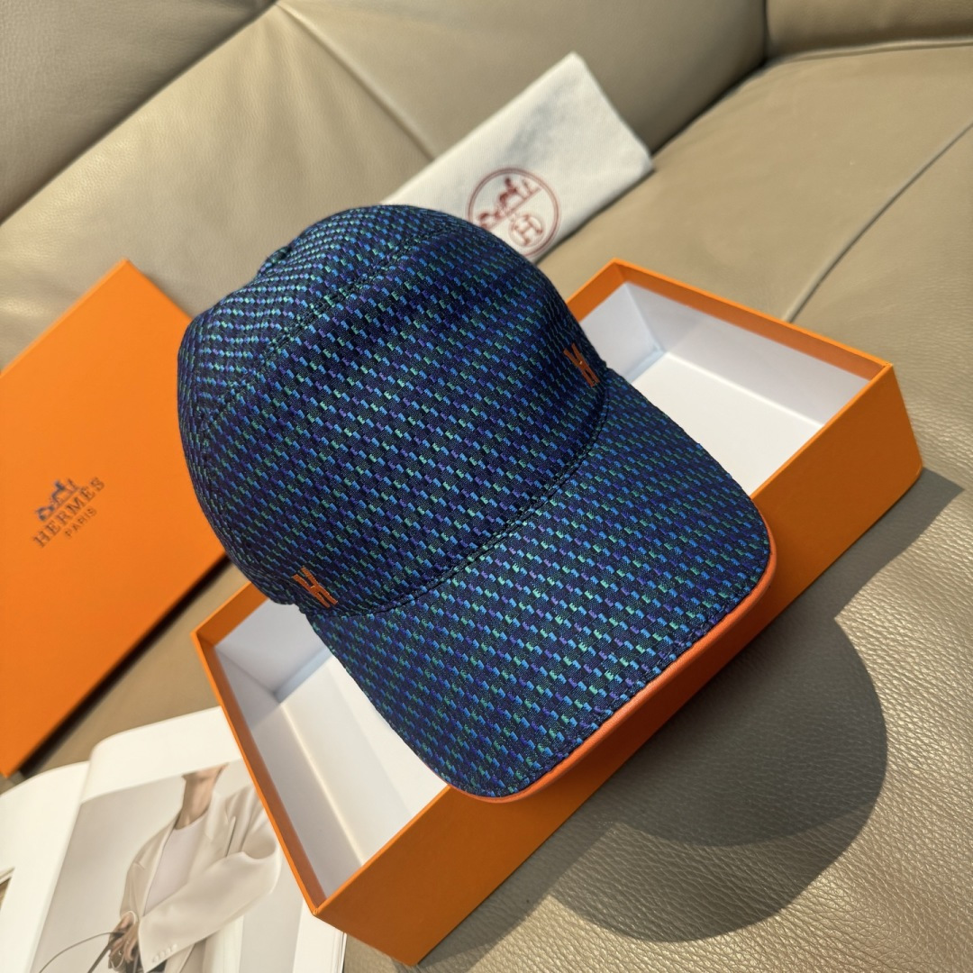 配盒子布袋，HERMÈS (爱马仕)原单棒球帽，经典H， 正品开模订制，原版透气帆布面料+头层牛皮，原厂精钢调节扣，做工细致，时尚帅气质量超赞！
