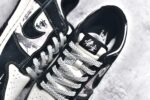 #NK SB Dunk Low x Stussy 黑神话悟空 白黑小钩翻毛满天星
纯原大厂出品 极力推荐👏
原装头层材料 独家版型蒸餾加工
帶來的是更好的视觉和脚感体验
大厂纯原品质出货 清洁度 电绣工艺 
皮料切割干净无任何毛边 细节完美
官方货号：XX2025 555
尺码：36 36.5 37.5 38 38.5 39 40 40.5 41 42 42.5 43 44 44.5 45 - Image 9