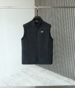 ARC Bird's Daily Series 25 Autumn New Outdoor Windproof Inner Fleece Vest! A very familiar style! Simple and atmospheric, casual outdoor full function lightweight and warm vest! Highly recommended to everyone is the TR outer layer, which is easy to compress, quick drying, and ventilated, with a lightweight and wear-resistant material that is windproof! Functional diversification! In addition to excellent warmth retention, the wearability and upper body effect are also quite good! As a versatile cushion, it's okay to close your eyes and collect without any problem!! The lining is made of functional Polatec fleece lining! Efficient insulation! Lighter and warmer! Ventilation, breathability, elasticity, softness, delicacy, and strong comfort inside the velvet. More importantly, it does not shed or generate static electricity! Lightweight and breathable, with innate water repellent performance, even if the entire garment is wet, it still provides good warmth!! Zipper placket and pocket zipper are not to be chosen, precise fit and slim fit, comfortable and flexible upper body, convenient for daily travel and sports![Color] Black, Grey, Blue【 Size 】 M-3XL/25128