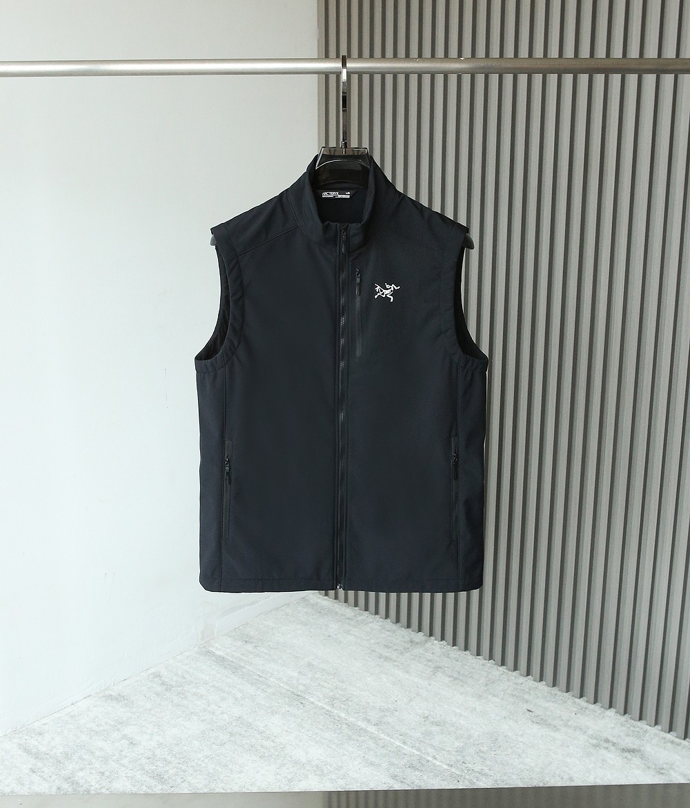 ARC Bird's Daily Series 25 Autumn New Outdoor Windproof Inner Fleece Vest! A very familiar style! Simple and atmospheric, casual outdoor full function lightweight and warm vest! Highly recommended to everyone is the TR outer layer, which is easy to compress, quick drying, and ventilated, with a lightweight and wear-resistant material that is windproof! Functional diversification! In addition to excellent warmth retention, the wearability and upper body effect are also quite good! As a versatile cushion, it's okay to close your eyes and collect without any problem!! The lining is made of functional Polatec fleece lining! Efficient insulation! Lighter and warmer! Ventilation, breathability, elasticity, softness, delicacy, and strong comfort inside the velvet. More importantly, it does not shed or generate static electricity! Lightweight and breathable, with innate water repellent performance, even if the entire garment is wet, it still provides good warmth!! Zipper placket and pocket zipper are not to be chosen, precise fit and slim fit, comfortable and flexible upper body, convenient for daily travel and sports![Color] Black, Grey, Blue【 Size 】 M-3XL/25128