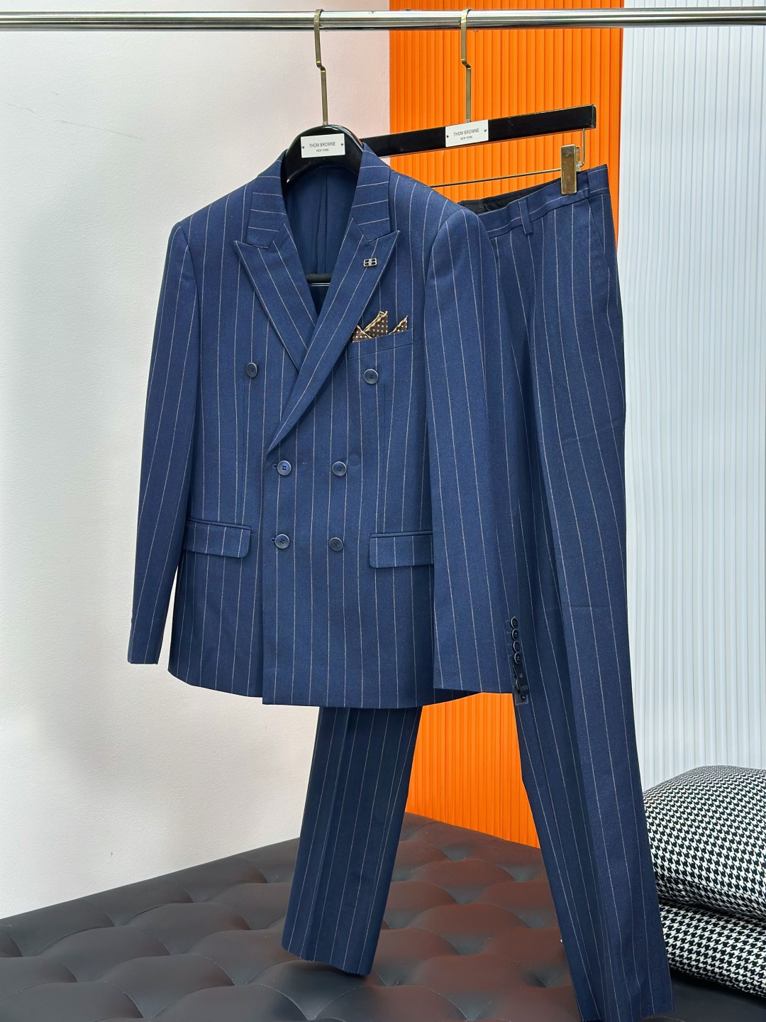 Balen Maison 25Ss autumn and winter new suit suit suit suit set! The evergreen tree of the Western fashion industry, a must-have wardrobe item for business elites, men's formal wear, and one button suits. The brand's classic logo logo is super generous, with a flat collar and collar accessories such as a stylish brooch, elegant and generous solid color scheme, and a back slit design. It is a classic style that comes out every quarter! Wearing the pattern is really great, strongly recommended!Clear and ergonomic tailoring, with a tall and handsome upper body, comfortable and slim fit, showcasing a gentlemanly demeanor. Carefully selected suit fabrics, including 20% wool, 18% viscose, 58% polyester, and 4% spandex, provide a soft and delicate touch, with good luster and elasticity. The silhouette and elastic waistband cutting add more comfort to the dressing of stylish men, making them look slim yet handsome!Used for producing high-end professional and business formal suits, Fan * Zhe is renowned worldwide for his classic and solemn design style. A high-end business casual suit set that requires high craftsmanship, takes a long time to make, and can be worn all year round!The fabric is flat, with a smooth and full texture, and a firm appearance. It is made of high-quality wool material, and the quality of the material is visible when tied tightly.Regarding details: The high-end suit is cut with a modern feel, combining traditional cutting art with modern production techniques. It adopts fully imported automatic cutting pieces, with almost zero error in each piece of fabric, and then hand sewn by top tailors to ensure the fit and beauty of every part. The front two layers are saved, and according to the principles of ergonomics, it is slim fitting but not tight fitting. The elastic on both sides of the waistband of the trousers can be adjusted!Classic collar design, classic style without conservatism, simple and elegant. We insist on hand sewing handicrafts, all of which are made by experienced craftsmen. The quotation is based on the labor and time consumption per meter, and each stitch is rigorous and excellent, without any burrs or stitches on both sides. Handcrafted sleeves, hand nail buckles, hand calibration, and handmade threading can be seen everywhere, delicate and smooth, effectively reducing static electricity in autumn and winter, creating a high sense of unity on the surface and inside. It is worth buying for any man, as it can boost your face in various formal occasions!❤️❤️❤️ Kind reminder: Suits are not sold separately and cannot be adjusted in size separately【 Size 】: 46-56upper garmentSize 46: Chest circumference 100- Shoulder width 44- Sleeve length 62- Clothing length 69Size 48: Chest circumference 104 Shoulder width 45 Sleeve length 63 Clothing length 70Size 50: Chest circumference 108 Shoulder width 46 Sleeve length 64 Clothing length 71Size 52: Chest circumference 112 Shoulder width 47 Sleeve length 65 Clothing length 72Size 54: Chest circumference 116 Shoulder width 48 Sleeve length 66 Clothing length 73Size 56: Chest circumference 120 Shoulder width 49 Sleeve length 67 Clothing length 74bottom wearSize 46: Waist circumference 80 Hip circumference 104 Pants length 111Size 48: waist circumference 82 hip circumference 108 pants length 111Size 50: waist circumference 84 hip circumference 112 pants length 112Size 52: Waist circumference 86 Hip circumference 116 Pants length 112Size 54: Waist circumference 88 Hip circumference 120 Pants length 113Size 56: Waist circumference 90 Hip circumference 124 Pants length 113