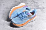 纯原级别 HOKA ONE ONE Clifton 克里夫顿9代专业性能减震公路跑步鞋 轻盈透气的针织网面和纱线的使用让鞋面更挺拔 增强鞋面的强度和支撑性能 搭配柔软的鞋舌 让双脚在舒适包裹中跑的更加畅快 全新泡棉中底 柔软的同时增强回弹性能 为不同跑者提供更平稳流畅的脚感 带来全面的缓冲保护 根据人体工程学设计的延长拉襟 后跟处弹软的海绵填充舒适固定 避免掉跟和摩擦 相比上一代光滑的内衬 Clifton 9的内衬增强了摩擦力 避免双脚在鞋内滑动 SIZE：36 36.5 37.5 38 38.5 39 40 40.5 41 42 42.5 43 44 44.5 45 - Image 7