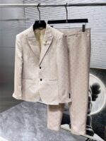 Louis Vuitton LV 2025ss Spring and Autumn new suit, high-end version! Customized fabrics for counters have high breathability and comfort, impeccable details, and brand element design concepts, reflecting high quality. Delicate and soft to the touch! Presenting casual tailoring, the upper body design is superb! Size range: 48-58 - Image 9