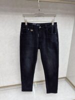 【Armani Jeans | Classic Denim, Embossed with Luxury DNA】 When streetwear meets haute couture, a pair of jeans can become a badge of status.
Deconstructing the language of denim with centuries-old craftsmanship, we infuse every inch of fabric with a modern attitude and luxurious details, making everyday wear a silent declaration of taste.
✨ A pair of jeans is an attitude, and even more so, a legacy.
It's not just a wardrobe essential, but also an interpretation of the brand's spirit—
"From suitcases to jeans, we have always defined the boundaries of luxury with the ultimate craftsmanship."
Sizes: 28-42 - Image 2