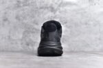 纯原级别 HOKA ONE ONE Clifton 克里夫顿9代专业性能减震公路跑步鞋 轻盈透气的针织网面和纱线的使用让鞋面更挺拔 增强鞋面的强度和支撑性能 搭配柔软的鞋舌 让双脚在舒适包裹中跑的更加畅快 全新泡棉中底 柔软的同时增强回弹性能 为不同跑者提供更平稳流畅的脚感 带来全面的缓冲保护 根据人体工程学设计的延长拉襟 后跟处弹软的海绵填充舒适固定 避免掉跟和摩擦 相比上一代光滑的内衬 Clifton 9的内衬增强了摩擦力 避免双脚在鞋内滑动 SIZE：36 36.5 37.5 38 38.5 39 40 40.5 41 42 42.5 43 44 44.5 45 - Image 5