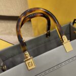 灰色
小号全新size shine tote 
FÉŃĎI TOTE 托特包“阳光手提袋”
简单字母LOGO设计，琥珀色双手柄是整个包包最大焦点，单拧着就很有气场，也不勒手，小号还配有一条宽肩带，整体复古感超强，非常适合喜欢复古风的时髦精，硬货力推💥 
2801
尺寸35x17x31cm#15940 - Image 3