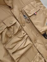 特级羽绒⬆️Moncler Grenoble Tongass羽绒户外马甲.高端黑标系列.原厂替换面料.特级鹅颈绒填充.

🎁出厂标配全套柜台礼盒包装.升级原版磁吸礼盒.

Tongass羽绒马甲提供保护而不显厚重，专为温和天气时进行户外活动而设计。

Tongass羽绒马甲是轻盈性能外套的研究成果。功能性面料紧致耐久，同时不增加额外的重量。配有宽大的实用口袋和登山扣，可减少您的随身行李数量。
详情
•专为户外活动设计
•采用紧致面料制成
•聚酯纤维衬里
•填充羽绒
•按扣开合
•实用口袋设有按扣、拉链和魔术贴开合
•抽绳下摆
•正面登山扣
•反光细节
Size：1-5 奶白/浅棕色/黑色 
D00780 - Image 4