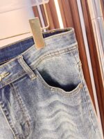 【Armani Jeans | Classic Denim, Embossed with Luxury DNA】 When streetwear meets haute couture, a pair of jeans can become a badge of status.
Deconstructing the language of denim with centuries-old craftsmanship, we infuse every inch of fabric with a modern attitude and luxurious details, making everyday wear a silent declaration of taste.
✨ A pair of jeans is an attitude, and even more so, a legacy.
It's not just a wardrobe essential, but also an interpretation of the brand's spirit—
"From suitcases to jeans, we have always defined the boundaries of luxury with the ultimate craftsmanship."
Sizes: 28-42 - Image 6