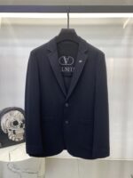 华伦天奴2025秋季新品男士休闲羊毛西装西服外套，高级定制高密西装面料，成衣经过丝光处理，超级柔软舒适，质感超赞。上身时尚有型，做工精雕细琢。视觉效果超强。专柜原版剪裁，全原版五金辅料，衣橱里绝无仅有的潮爆佳品。 尺码：M-3XL 178 140斤L修身 最大穿190斤