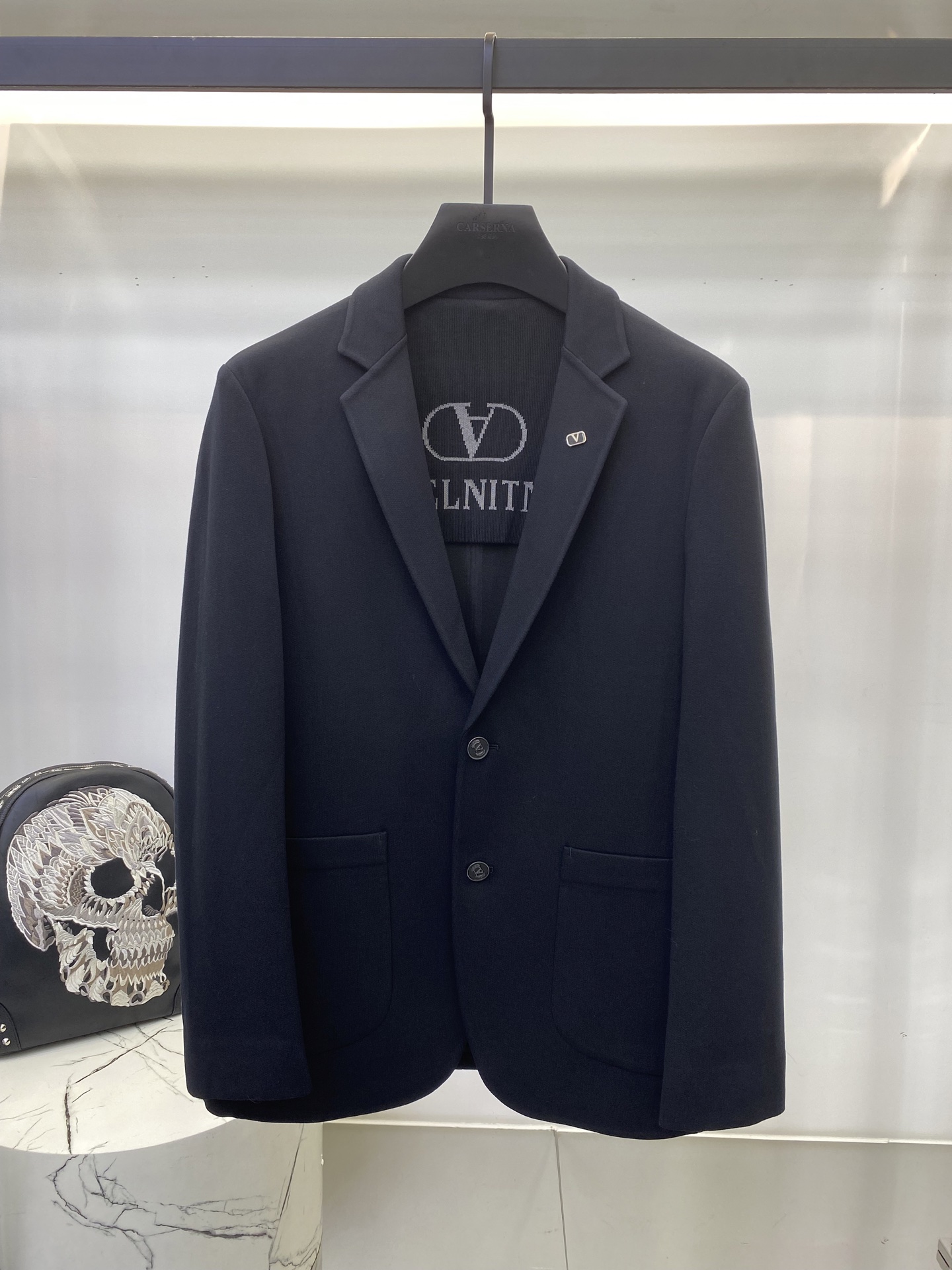 华伦天奴2025秋季新品男士休闲羊毛西装西服外套，高级定制高密西装面料，成衣经过丝光处理，超级柔软舒适，质感超赞。上身时尚有型，做工精雕细琢。视觉效果超强。专柜原版剪裁，全原版五金辅料，衣橱里绝无仅有的潮爆佳品。 尺码：M-3XL 178 140斤L修身 最大穿190斤