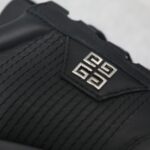 🌟  《顶级品质》
GⅣENCHY纪梵希魔术贴经典款 
专柜官网同步 市面最高版本 原版一比一复刻 四季潮鞋！纪凡希鞋子做工讲究 每一条走线都是按照原版样式 基本做到零瑕疵 媲美专柜 毫无压力 此款鞋即新潮又百搭！
▪️鞋面:进口摩术贴
▪️鞋面:进口头层牛皮
▪️垫脚:羊皮内里
▪️大底:原版TPU
▪️码数:女35一40 男39一44 - Image 9