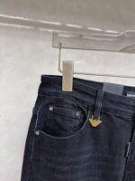 【Armani Jeans | Classic Denim, Embossed with Luxury DNA】 When streetwear meets haute couture, a pair of jeans can become a badge of status.
Deconstructing the language of denim with centuries-old craftsmanship, we infuse every inch of fabric with a modern attitude and luxurious details, making everyday wear a silent declaration of taste.
✨ A pair of jeans is an attitude, and even more so, a legacy.
It's not just a wardrobe essential, but also an interpretation of the brand's spirit—
"From suitcases to jeans, we have always defined the boundaries of luxury with the ultimate craftsmanship."
Sizes: 28-42 - Image 6