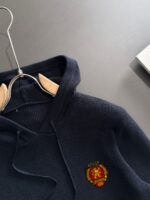 巴黎世家 2025官网冬季最新毛衣，专柜同步在售爆款！特供羊毛混纺面料.手感舒适.可直接接触皮肤，logo徽章精致刺绣标志，极为抢眼！细节凸显大牌时尚魅力.精致做工.立体裁剪风格.穿着效果无敌帅气！三标齐全！码数：M-3XL - Image 2