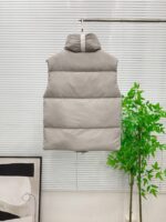 💰 加拿大鹅 Canada Goose 秋冬新款羽绒马甲 
搭配毛衣 卫衣 保暖同时毫无束缚感
采用国标95白鸭绒
轻薄飘逸 给你全方位的温暖！
上身颜值更有水准的洋气
让温暖和风度同行
中心线多重车线呈严整对称 谨守温馨守候 
胸前logo点缀着整件马甲！ 
独特之味道深入骨髓.减龄又十足保暖 既视感简单大气 男女同款 码数：XS-2XL - Image 9
