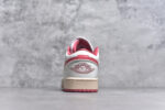 ▪🐼权威实拍💯#A
新货🚀#Air Jordan AJ1 Low 低帮 粉白 DC0774-109 全新流水线出品 DT版本唯一平替选择 市场第二梯队最强版 全部原鞋开发 原楦原纸板开发 全鞋电脑针车 原厂内置全掌气垫 原盒内在原标 唯一Zp原版鞋带绑法 免检产品 全新2022版型 全头层皮料 完美零毛边处理 原厂配置全掌气垫 价格定位良心 几十个配色陆续出货 实拍调校N版已经零色差零失真 百分百还原实物色彩所见即所得 不存在货不对板色差等低级问题 选购参考实物拍摄 不混卖不参货 只用心做好货严格选品 承诺混一赔十 SIZE：36 36.5 37.5 38 38.5 39 40 - Image 5