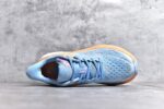 纯原级别 HOKA ONE ONE Clifton 克里夫顿9代专业性能减震公路跑步鞋 轻盈透气的针织网面和纱线的使用让鞋面更挺拔 增强鞋面的强度和支撑性能 搭配柔软的鞋舌 让双脚在舒适包裹中跑的更加畅快 全新泡棉中底 柔软的同时增强回弹性能 为不同跑者提供更平稳流畅的脚感 带来全面的缓冲保护 根据人体工程学设计的延长拉襟 后跟处弹软的海绵填充舒适固定 避免掉跟和摩擦 相比上一代光滑的内衬 Clifton 9的内衬增强了摩擦力 避免双脚在鞋内滑动 SIZE：36 36.5 37.5 38 38.5 39 40 40.5 41 42 42.5 43 44 44.5 45 - Image 4