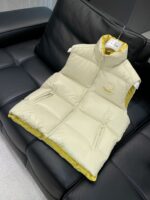 Moncler 蒙口，2025冬季最新品，专柜同步有售，原单狠货，时尚休闲羽绒马甲，上身舒适！吸睛而有亮点，采用进口原版面料，顶级刺绣🪡工艺字母图案logo，原版五金辅料装饰，简单而不失时尚，上身时尚帅气，2️⃣色推荐，码数：1-5


1	2	3	4	5	
衣长	62	64	66	68	70	
肩宽	43	44	45	46	47	
胸围	110	114	118	122	126	
下摆	108	112	116	120	124	
门襟拉链	63	65	66.5	68.5	70	
面袋拉链	16	16	16	16	16	
里袋拉链	16	16	16	16	16 - Image 3