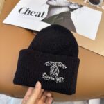 香奈儿官网品质香奈儿秋冬网红时尚博主推荐款针织帽，藏着不动声色的高级感，每一处线条都透着利落大方，简约而不简单，大方且不失格调，处处细节都彰显着高端品味，时尚感在克制中愈发耐人寻味。 - Image 8