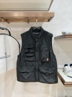 特级羽绒⬆️Moncler Grenoble Tongass羽绒户外马甲.高端黑标系列.原厂替换面料.特级鹅颈绒填充.

🎁出厂标配全套柜台礼盒包装.升级原版磁吸礼盒.

Tongass羽绒马甲提供保护而不显厚重，专为温和天气时进行户外活动而设计。

Tongass羽绒马甲是轻盈性能外套的研究成果。功能性面料紧致耐久，同时不增加额外的重量。配有宽大的实用口袋和登山扣，可减少您的随身行李数量。
详情
•专为户外活动设计
•采用紧致面料制成
•聚酯纤维衬里
•填充羽绒
•按扣开合
•实用口袋设有按扣、拉链和魔术贴开合
•抽绳下摆
•正面登山扣
•反光细节
Size：1-5 奶白/浅棕色/黑色 
D00780