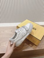 男码加10  Fendi芬迪板鞋首款大头运动鞋~~fendi match篮球运动鞋，最新元素注入加FF复古的设计，超经典百搭系列……
鞋面采用牛皮和牛猄拼接组合，侧面凸起的双F logo，内里采用毛巾布里，TPU发泡组合双色大底不一般的舒适！情侣款35-44 - Image 5
