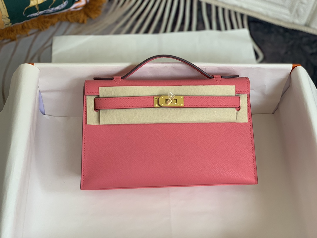 stock✨现货 唇膏粉
kelly pochette  一代 epsom皮 22cm 金银扣现货
一代的容量比二代大很多 满足日常使用 非常实用 百搭 加条猪鼻子链条当斜挎💕💕