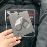 💰加拿大剪刀25SS  金属LOGO铆钉羽绒服马甲
顶级版本超高克重平均充绒量280G 超厚！顶级蓬松！ 顶级品质！100%还原全网最顶级充绒量超厚超保暖，区分市面杂货。
店主北方人亲自操刀 大大解决了南方出品不懂北方冬天的痛点 完全不吝啬 必须是塞满 塞的鼓鼓囊囊 和ZP一模一样的厚重 冬天鹅毛大雪站在雪地里我保证你没有感觉 裹棉被都不一定有它保暖 ！总结下来就是一句话：“除了我家你找不到比这更厚更保暖的羽绒马甲”
— 大码充绒量350克以上 三层里布防护不钻绒
— 原版购入开发 官网在售10000+
— 大身面料采用ZP打版， 防水耐脏 
— 验布后使用KP-LS全自动机械特种梭织拉布机制作
—正品YKK定制拉链 金属剪刀，金属铆钉加固 
— 三标辅料 齐全 吊牌 剪刀logo原版定制
— 整件衣服非常繁琐 廓形剪裁 原版尺码
— 绝对的1:1高版本 码数：S-XXL - Image 4