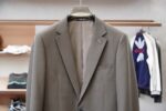 Gucci Gucci/25SS autumn and winter new suit suit suit 🫑🫑 Two piece trendy and fashionable suit, a must-have item for business elite wardrobes, men's formal wear, fashionable and trendy wear, brand classic logo logo logo super generous, classic styles will be released every quarter! Wearing the pattern is really great, strongly recommended!Sharp and ergonomic tailoring, with a tall and handsome upper body, simple and elegant. Comfortable and slim fit, showcasing a gentlemanly demeanor at a glance. Made from carefully selected suit fabrics, including 20% wool, 18% viscose, 58% polyester, and 4% spandex, the fabric feels soft and delicate, with good luster and elasticity. The waist is made of sheepskin and leather, and is adorned with Louis Vuitton's soul logo embossed with letters! The silhouette and waist cinching add more comfort to the dressing of stylish men, making them look slim yet handsome!Used for making high-end professional and business formal suits, renowned worldwide for its classic and solemn design style. A high-end business casual suit set that requires high craftsmanship, takes a long time to make, and can be worn all year round!The fabric is flat, with a smooth and full texture, and a firm appearance. It is made of high-quality cotton wool material, and the quality of the material is visible when tied tightly.Regarding details: The high-end suit is cut with a modern feel, combining traditional cutting art with modern production techniques. It adopts fully imported automatic cutting pieces, with almost zero error in each piece of fabric, and then hand sewn by top tailors to ensure the fit and beauty of every part. The front two layers are saved, and according to the principles of ergonomics, it is slim fitting but not tight fitting. The elastic of the cow tendons on both sides of the waistband of the trousers can be adjusted! Not wearing tight waists!Classic collar design, classic style without conservatism, simple and elegant. The lining of the collar is made of pure handmade tribute needles, and we insist on hand sewing handicrafts, all of which are from the hands of experienced craftsmen. The quotation is based on the labor and time consumption per meter, and each stitch is rigorous and excellent, without any burrs or stitches on both sides. Handcrafted sleeves, hand nail buckles, hand calibration, and handmade threading can be seen everywhere, delicate and smooth, effectively reducing static electricity in autumn and winter, creating a high sense of unity on the surface and inside. It is worth buying for any man, as it can boost your face in various formal occasions!Color: Black【 Size 】: 46-56 - Image 4