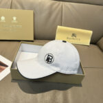Comes with box bag, Burberry's latest original baseball cap, 1:1 mold customization, Tiger offset printing! Original canvas fabric+top layer cowhide, meticulous workmanship, original factory quality, exclusive physical photography. Black and white two-color shipping.