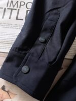 上衣，裤子
Kiton 奇顿 2025FW早秋新品 
休闲连帽套装｜那不勒斯匠心与现代休闲的天作之合

上衣：功能性与奢华感的双重奏

连帽设计为造型注入随性张力，同时兼顾日常穿搭的实用性。衣身点缀的立体 KNT 刺绣与纽扣上的品牌标识，是品牌对细节偏执的无声宣言。精选的高阶面料，兼具挺括质感与舒适垂坠感，单穿是腔调满满的休闲单品，内搭则能为正装造型增添松弛感，在商务与休闲场景间自如切换。

裤装：高定工艺的休闲表达

长裤采用微弹版型，后腰的松紧设计暗藏巧思，既保留了西裤的利落轮廓，又赋予穿着者无束缚的舒适体验。后袋的同色系 KNT 刺绣，与上衣形成呼应，让套装的整体感跃然眼前。无论是搭配上衣打造成套造型的高级感，还是单穿适配各种鞋履风格，都能轻松演绎那不勒斯式的优雅休闲风。

从面料甄选到工艺打磨，这套连帽套装将品牌“为奢华休闲立序”的理念贯彻到底，是都市男士衣橱里突破风格边界的典藏之选。
……………………………………………………
❥∙Size：48-56 - Image 6