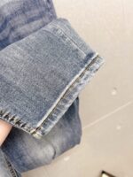【Armani Jeans | Classic Denim, Embossed with Luxury DNA】 When streetwear meets haute couture, a pair of jeans can become a badge of status.
Deconstructing the language of denim with centuries-old craftsmanship, we infuse every inch of fabric with a modern attitude and luxurious details, making everyday wear a silent declaration of taste.
✨ A pair of jeans is an attitude, and even more so, a legacy.
It's not just a wardrobe essential, but also an interpretation of the brand's spirit—
"From suitcases to jeans, we have always defined the boundaries of luxury with the ultimate craftsmanship."
Sizes: 28-42 - Image 7