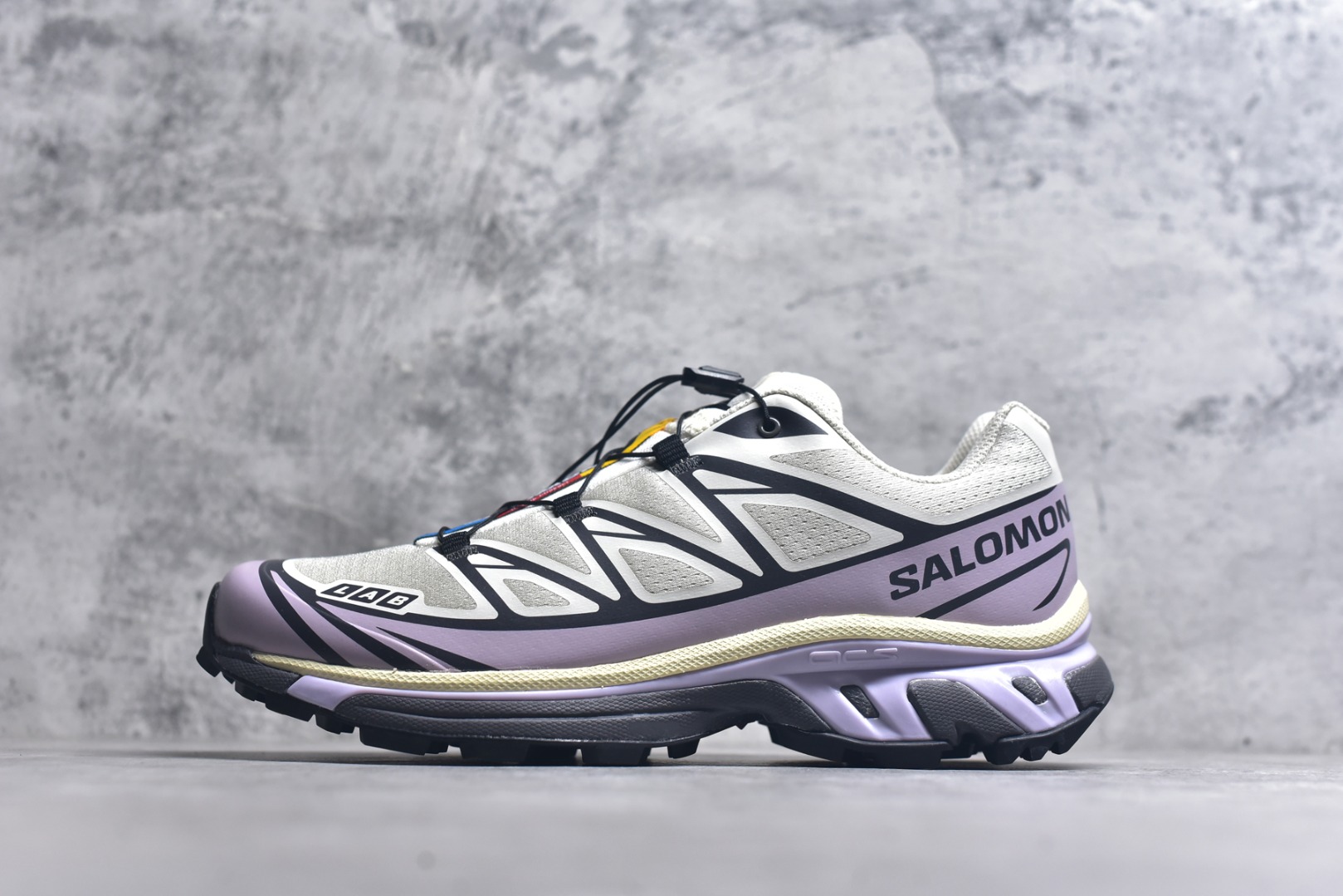 ▪panan权威实拍💯#AR41210
新货🚀#法国户外品牌-萨洛蒙 Salomon XT-6 
萨洛蒙复古潮流户外机能登山跑鞋
纯原外贸平台特供订单 
耗时半年巨作 全套原纸板楦头开发 
原厂特供网布配套加持 确保原汁原味
完美呈现版型 原档数据独家私模五层组合大底 
男女鞋同步官方开发至46.5 
原装Ortholite轻量化鞋垫 中底布带钢印编号 
原厂TPU锁扣 进口港宝加持 
后跟自然饱满 还原公司包裹性 
鞋面以“锯齿”状的包裹系统呈现 
在基色底之下加入了各种色点缀 
将公司的最新技术和时尚前卫的造型融入耐用的长跑款式中 
鞋面由 TPU 薄膜制成 并焊接在高耐磨网眼上 使其既时尚又坚固 由 ACS底盘支撑 可增强稳定性和支撑力 以及由橡胶凸耳 Contragrip外底覆盖的 EVA 缓冲中底 旨在应对崎岖的地形 鞋舌上的彩色Salomon 标签、Quicklace 系统以及鞋头、鞋舌和鞋跟上的附加品牌使细节更加完美 让穿着者可以轻松驾驭户外与通勤下的任何运动生活场景 无缝鞋身户外随意纵横 颜值与脚感兼备 出街通勤 绝对非常吸睛 你值得拥有 
官方货号: 477376 263633
尺码：36 36.5 37.5 38 38.5 39 40 40.5 41 42 42.5 43 44 44.5 45 46 46.5