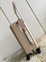 GF4343FB
独家实拍 杏色压花拉杆箱】全新 Horizon 拉杆箱以个性创意革新路易威登的传奇经典，为标志性 Monogram 帆布点缀旅行贴饰，追溯品牌传统行李箱的设计风尚。皮革边角保护和超大外置拉杆丰富智慧细节，打造优雅且实用的旅行伴侣。详细特征35.0 x 23×53cm（长×宽×高）人工测量1-2cm误差 
【温馨提示❤️此款无包装/不支持退换】 - Image 4