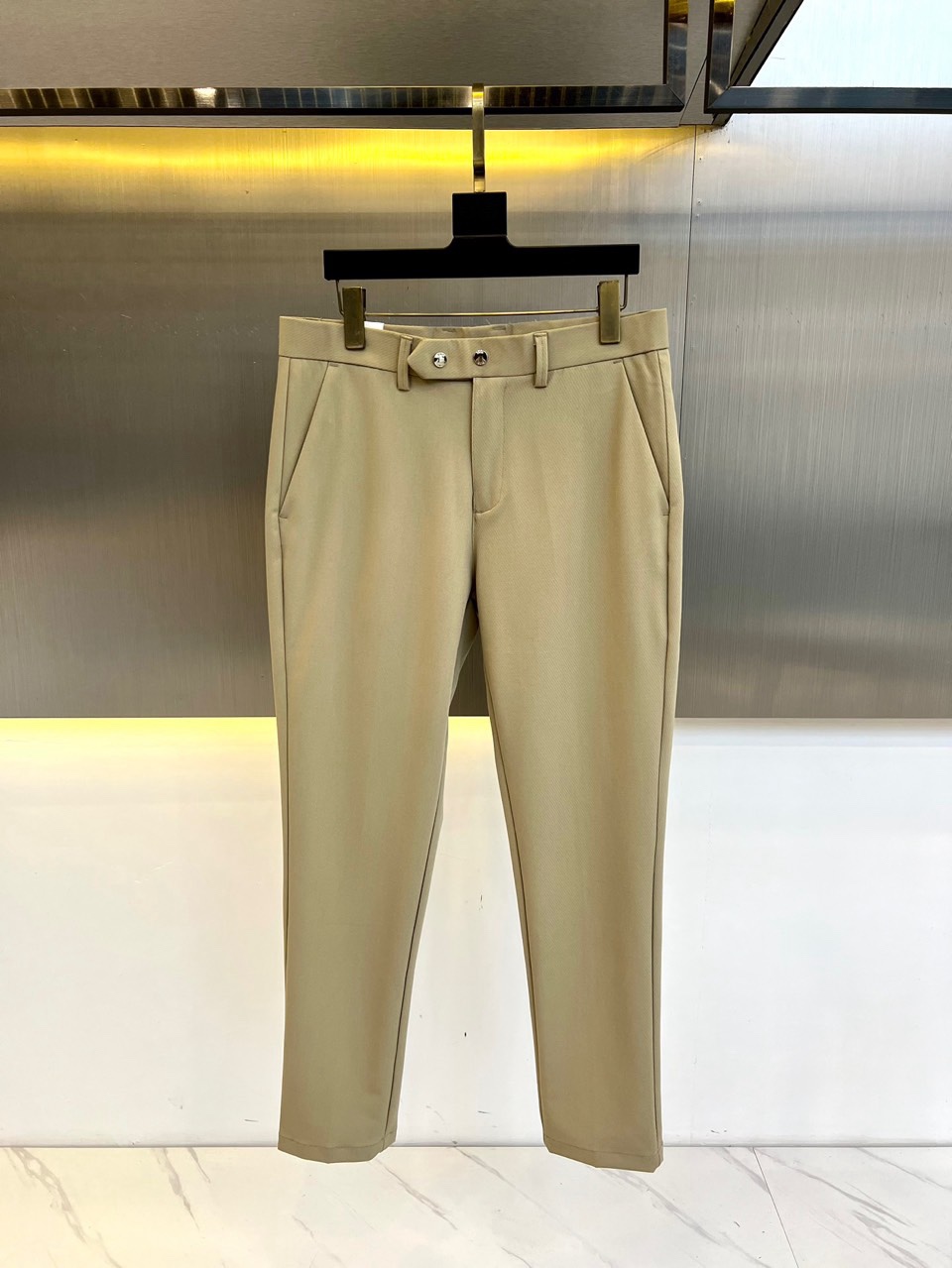 Dior and SS's new autumn and winter men's business thick casual pants are platinum level perfect appearance, directly entering the counter. They are a rare item in the industry in recent years, made of micro elastic fabric. The quality, craftsmanship, fabric, and accessories subvert imagination, and the details are exquisite. Customized original elastic cotton fabric! Creating a rebellious and tough personality color, the unique logo adds a lot of points, clever and exquisite, and the cutting and design continue the modern simplicity and efficiency of Italian style, bringing the tone of fashion aesthetics to the extreme. 29-38 None 35, 37 (please indicate waist circumference when placing an order)