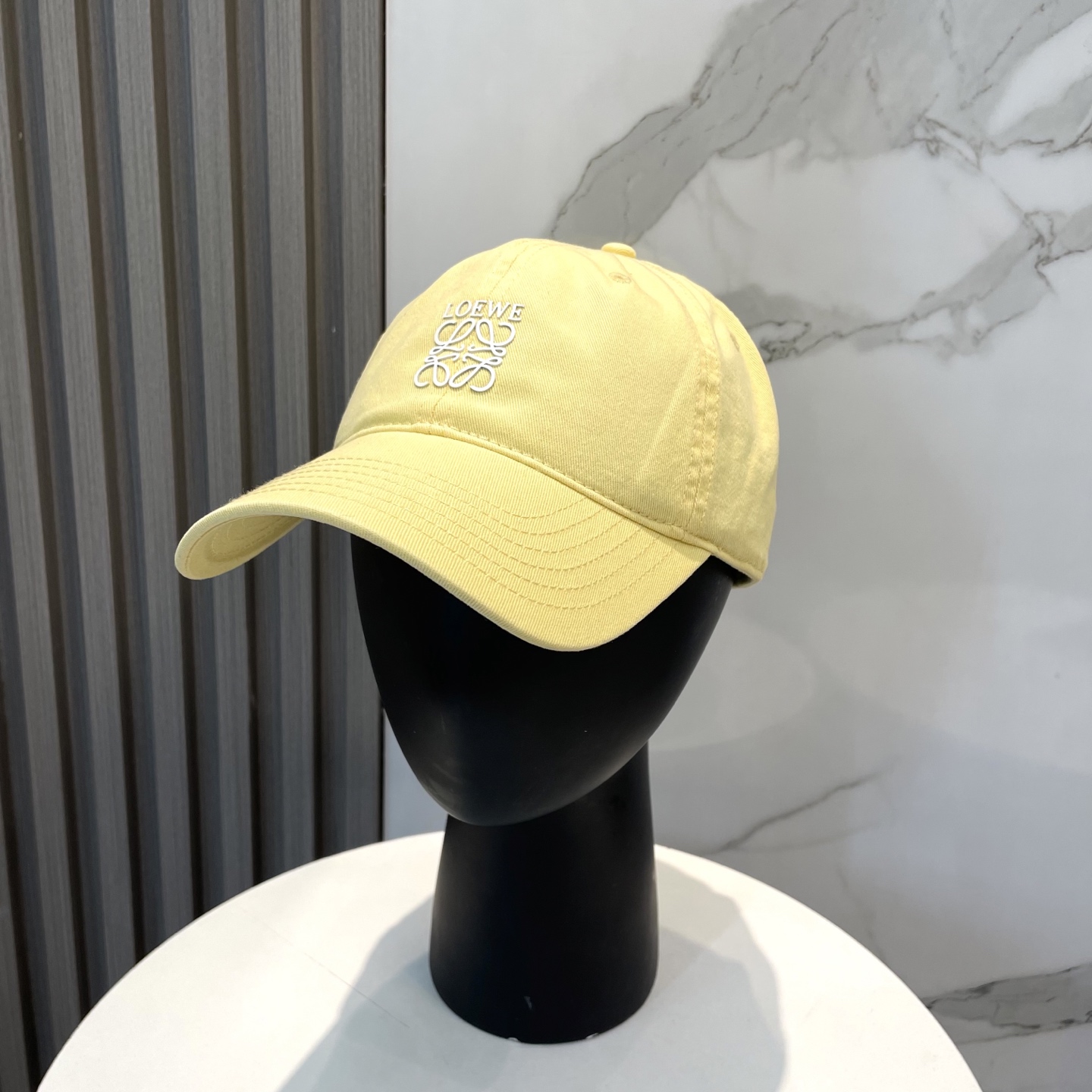 防尘袋
👒罗意威👒LOEWE新款原标设计棒球帽🧢质感超好，外部线条定位标准，做工精细，简约大气低价走量！