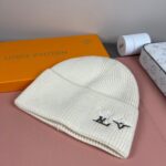 配防尘袋
路易威登LOUIS VUITTON🎩官方热卖爆款，羊毛针织毛线帽，时尚好品质高端大气，超柔软！超火爆💖质感很赞，出街超好搭配！时尚潮流！秋冬必备单品，快快入手哦！ - Image 2