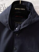 上衣，裤子
Kiton 奇顿 2025FW早秋新品 
休闲连帽套装｜那不勒斯匠心与现代休闲的天作之合

上衣：功能性与奢华感的双重奏

连帽设计为造型注入随性张力，同时兼顾日常穿搭的实用性。衣身点缀的立体 KNT 刺绣与纽扣上的品牌标识，是品牌对细节偏执的无声宣言。精选的高阶面料，兼具挺括质感与舒适垂坠感，单穿是腔调满满的休闲单品，内搭则能为正装造型增添松弛感，在商务与休闲场景间自如切换。

裤装：高定工艺的休闲表达

长裤采用微弹版型，后腰的松紧设计暗藏巧思，既保留了西裤的利落轮廓，又赋予穿着者无束缚的舒适体验。后袋的同色系 KNT 刺绣，与上衣形成呼应，让套装的整体感跃然眼前。无论是搭配上衣打造成套造型的高级感，还是单穿适配各种鞋履风格，都能轻松演绎那不勒斯式的优雅休闲风。

从面料甄选到工艺打磨，这套连帽套装将品牌“为奢华休闲立序”的理念贯彻到底，是都市男士衣橱里突破风格边界的典藏之选。
……………………………………………………
❥∙Size：48-56 - Image 3