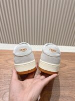 男码加10  Fendi芬迪板鞋首款大头运动鞋~~fendi match篮球运动鞋，最新元素注入加FF复古的设计，超经典百搭系列……
鞋面采用牛皮和牛猄拼接组合，侧面凸起的双F logo，内里采用毛巾布里，TPU发泡组合双色大底不一般的舒适！情侣款35-44 - Image 8