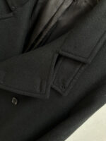 TF Tom Ford 2025 Autumn/Winter Men's Cashmere Coat: Defining Elegant Style with IngenuityOn the advanced path of autumn and winter wardrobes, a coat that combines texture and design is the core item that interprets taste. Tom Ford's new men's cashmere coat for autumn and winter 2025 continues the brand's commitment to luxury aesthetics, blending superior materials with exquisite tailoring to create a classic dressing choice for contemporary men that transcends occasions.The fabric serves as the cornerstone of texture, and this coat is made from imported Australian cashmere wool, sourced from high-quality Merino sheep wool fibers in Australia. The diameter is delicate and naturally curly, and after exquisite craftsmanship, it is woven into a fabric that combines a soft and skin friendly touch with excellent warmth. This fabric not only has excellent drape and can naturally fit the body's lines, but also has good wrinkle resistance and moisture wicking ability. Even in dry autumn and winter, it can maintain a comfortable and firm wearing experience.In terms of design, the mid to long silhouette balances warmth and body shaping effects, with a length that covers the hips perfectly, avoiding the thinness of the short silhouette and eliminating the need to worry about the drag of the long silhouette, making it suitable for various body types. The highlight is the back waistband design, which continues Tom Ford's precise control of line balance - presenting a relaxed and elegant casual posture when loosened, and outlining a sharp waistline when fastened, breaking the dullness of traditional coats and hiding design ingenuity in the minimalist silhouette.From formal attire for business commuting to casual wear for casual occasions, this coat can seamlessly adapt. Paired with a shirt and trousers, it is a low-key and introverted workplace style; Paired with a knitted sweater and casual pants, it reveals a calm and composed daily taste. The design language without exaggerated logos is precisely the embodiment of the brand's "low-key luxury" concept, making texture the best business card.Tom Ford's men's cashmere coat for autumn and winter 2025, with the natural luxury of Australian cashmere wool as the bone and the exquisite design of the back and waist as the soul, creates a wardrobe collection that can travel through time.Size: M-3XL - Image 7