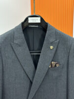 Versace 25Ss autumn and winter new suit suit suit suit suit set! The evergreen tree of the Western fashion industry, a must-have wardrobe item for business elites, men's formal wear, and one button suits. The brand's classic logo logo is super generous, with a flat collar and collar accessories such as a stylish brooch, elegant and generous solid color scheme, and a back slit design. It is a classic style that comes out every quarter! Wearing the pattern is really great, strongly recommended!Clear and ergonomic tailoring, with a tall and handsome upper body, comfortable and slim fit, showcasing a gentlemanly demeanor. Carefully selected suit fabrics, including 20% wool, 18% viscose, 58% polyester, and 4% spandex, provide a soft and delicate touch, with good luster and elasticity. The silhouette and elastic waistband cutting add more comfort to the dressing of stylish men, making them look slim yet handsome!Used for producing high-end professional and business formal suits, Fan * Zhe is renowned worldwide for his classic and solemn design style. A high-end business casual suit set that requires high craftsmanship, takes a long time to make, and can be worn all year round!The fabric is flat, with a smooth and full texture, and a firm appearance. It is made of high-quality wool material, and the quality of the material is visible when tied tightly.Regarding details: The high-end suit is cut with a modern feel, combining traditional cutting art with modern production techniques. It adopts fully imported automatic cutting pieces, with almost zero error in each piece of fabric, and then hand sewn by top tailors to ensure the fit and beauty of every part. The front two layers are saved, and according to the principles of ergonomics, it is slim fitting but not tight fitting. The elastic on both sides of the waistband of the trousers can be adjusted!Classic collar design, classic style without conservatism, simple and elegant. We insist on hand sewing handicrafts, all of which are made by experienced craftsmen. The quotation is based on the labor and time consumption per meter, and each stitch is rigorous and excellent, without any burrs or stitches on both sides. Handcrafted sleeves, hand nail buckles, hand calibration, and handmade threading can be seen everywhere, delicate and smooth, effectively reducing static electricity in autumn and winter, creating a high sense of unity on the surface and inside. It is worth buying for any man, as it can boost your face in various formal occasions!❤️❤️❤️ Kind reminder: Suits are not sold separately and cannot be adjusted in size separately【 Size 】: 46-56upper garmentSize 46: Chest circumference 100- Shoulder width 44- Sleeve length 62- Clothing length 69Size 48: Chest circumference 104 Shoulder width 45 Sleeve length 63 Clothing length 70Size 50: Chest circumference 108 Shoulder width 46 Sleeve length 64 Clothing length 71Size 52: Chest circumference 112 Shoulder width 47 Sleeve length 65 Clothing length 72Size 54: Chest circumference 116 Shoulder width 48 Sleeve length 66 Clothing length 73Size 56: Chest circumference 120 Shoulder width 49 Sleeve length 67 Clothing length 74bottom wearSize 46: Waist circumference 80 Hip circumference 104 Pants length 111Size 48: waist circumference 82 hip circumference 108 pants length 111Size 50: waist circumference 84 hip circumference 112 pants length 112Size 52: Waist circumference 86 Hip circumference 116 Pants length 112Size 54: Waist circumference 88 Hip circumference 120 Pants length 113Size 56: Waist circumference 90 Hip circumference 124 Pants length 113 - Image 5