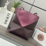 L⊚℮w℮新款🆕小号拼色 亮面牛皮革 Puzzle Fold Tote采用标志性包袋的标志性几何线条，并通过图形和建筑面板重新设计它们 使包完全可以折叠平整，饰有低调的 L⊚℮w℮品牌标志，🉑️肩背或手提 绒面革衬里L⊚℮w℮烫金。
size:25.5*14.5*31.5CＭ
型号：052316 - Image 3