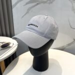 Balenciaga Balenciaga baseball cap. My family has already mastered Balenciaga's craftsmanship, which is sure to be a hit. Balenciaga's new washed cotton baseball cap is a must-haveHeavy industry craftsmanship, double B letter logo, innovative and fashionable trendy styleExclusive physical shooting for both men and women, adjustable for both genders