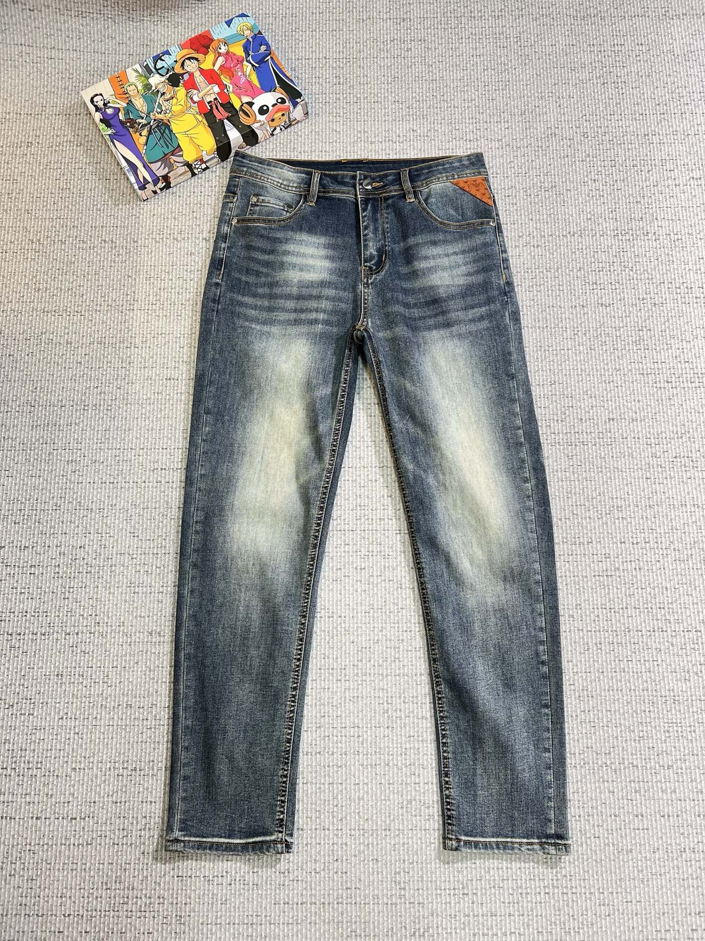 【Armani Jeans | Classic Denim, Embossed with Luxury DNA】 When streetwear meets haute couture, a pair of jeans can become a badge of status.
Deconstructing the language of denim with centuries-old craftsmanship, we infuse every inch of fabric with a modern attitude and luxurious details, making everyday wear a silent declaration of taste.
✨ A pair of jeans is an attitude, and even more so, a legacy.
It's not just a wardrobe essential, but also an interpretation of the brand's spirit—
"From suitcases to jeans, we have always defined the boundaries of luxury with the ultimate craftsmanship."
Sizes: 28-42