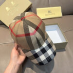 New shipmentComes with a box bag and Burberry original baseball cap, a hot selling item at the counter. Classic plaid, 1:1 custom mold, canvas fabric, pure cotton lining, lightweight and breathable. Perfect design, precise and accurate grid alignment, top layer cowhide leather adjustment buckle, original factory quality, exclusive physical shooting, suitable for both men and women. - Image 4