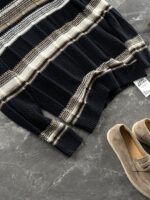 🆕- This knitted sweater weaves a Mediterranean breeze into the wardrobeWhen 10 cotton yarns and 46 blended yarns meet on a seven needle jacquard machine, the three yarns begin to weave a dialogue about material and color. Navy blue and navy blue cotton yarn have a rough and rustic feel, like the late night waters of the Adriatic Sea; The addition of 3.7% mulberry silk and wool in the light camel colored blended yarn gives the striped edges a subtle luster, reminiscent of the sparkling waves at sunset in Venice.When the weight of 580 grams is unfolded in the hand, one can feel the delicate balance between the stiffness of cotton and the softness of blended yarn. The vertical jacquard woven alternately with osmanthus needles and hanging needles forms a subtle texture on the navy blue background, resembling the outline of Venetian architecture seen through blinds. The white version is like a linen cloth sprinkled with sunlight, and the collision of the three materials is portrayed more clearly on a pure white canvas.The curvature of the round neck continues the elegant tradition of Italian tailoring, neither tightening the neck nor maintaining sharp lines. The contraction process of the hem keeps the hem of the garment firmly attached to the waist, and it will not move up whether you lift your hand or turn around. To support the muscles and bones with 10 strands of cotton yarn, to outline with delicate 46 strands of blended yarn, and to add luster and mulberry silk embellishment - this knitted sweater weaves the advantages of different materials into the same picture.The navy blue version paired with white pants is a classic Mediterranean style, while the white version paired with dark gray trousers can instantly switch to Milan style urban elegance. The intentions hidden in the texture of osmanthus needles, yarn blending, and precise weight all need to be personally felt in the cool autumn breeze to fully understand. While others are still struggling with the basic knitwear, this three layered jacquard sweater has already captivated the eyes of those who understand it with its sense of layering.In the current era of fast fashion proliferation, a blend knit that becomes softer and skin friendly with increasing wear is the truly worthwhile wardrobe evergreen tree to invest in. Jay Ya uses this piece to prove that a sophisticated sense of leisure allows every material to find the most comfortable expression in fabric.Color: White navy blue174-140 upper body size LSize: M-XXXL (48-56)Style number: FXZZ8688M size bust circumference 104 shoulder width 46.5 sleeve length 56 garment length 64.5Size L Chest circumference 108 Shoulder width 48 Sleeve length 57 Clothing length 66XL bust circumference 112 shoulder width 49.5 sleeve length 58 garment length 67.5XXL chest circumference 116 shoulder width 51 sleeve length 59 garment length 68.5XXXL bust circumference 120 shoulder width 52.5 sleeve length 60 garment length 69.5 - Image 6