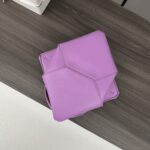 L⊚℮w℮新款🆕迷你🌟双色🌟亮面牛皮革Puzzle Fold 手袋从品牌经典手袋系列的几何线条汲取灵感🆕以富含几何建筑美感的镶片重新诠释,能完全折叠，可谓旅行良伴🖤品牌运用创意巧思打造柔软轻盈的手袋，搭配低调雅致的 LOEWE 品牌标志。此迷你版本双色版本采用亮面牛皮革打造、可肩背、斜背或手提 可拆卸可调整肩带 绒面革衬里L⊚℮w℮烫金。
size:16.5*9.5*20CM
型号：052322（配全套包装） - Image 8