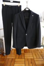 🔥 Fan Sizhe/Vers * ceAutumn New Arrivals 📸 Casual and fashionable original suit set, with the brand's classic logo mark 👍🏻 Super generous, with lining design emphasizing perfect lines, perfectly blending the low-key and melancholic temperament of England with the exquisite and noble French style. A sleek and ergonomic cut, with a tall and handsome upper body, comfortable and slim fit, showcasing a gentlemanly demeanor. Selected suit fabric, with a soft and delicate touch, good luster and elasticity. Paired with this suit set, it is a great choice for stylish men. The silhouette and waist cinching cut add more comfort to their attire, making them look slim yet handsome! A must-have for trendy men! Counter size: S-XXL, shipped next day!