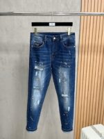 【Armani Jeans | Classic Denim, Embossed with Luxury DNA】 When streetwear meets haute couture, a pair of jeans can become a badge of status.
Deconstructing the language of denim with centuries-old craftsmanship, we infuse every inch of fabric with a modern attitude and luxurious details, making everyday wear a silent declaration of taste.
✨ A pair of jeans is an attitude, and even more so, a legacy.
It's not just a wardrobe essential, but also an interpretation of the brand's spirit—
"From suitcases to jeans, we have always defined the boundaries of luxury with the ultimate craftsmanship."
Sizes: 28-42 - Image 2